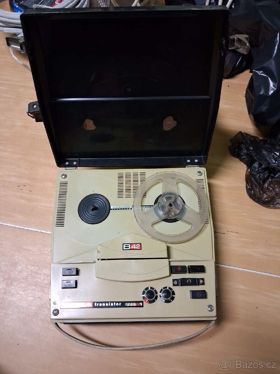 Retro starý páskový magnetofon