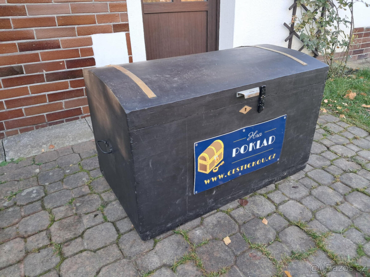 Krásná velká dřevěná truhla