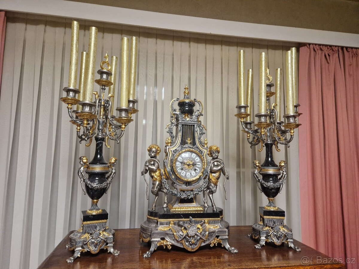 Veľmi krasne krbove hodiny a svietniky