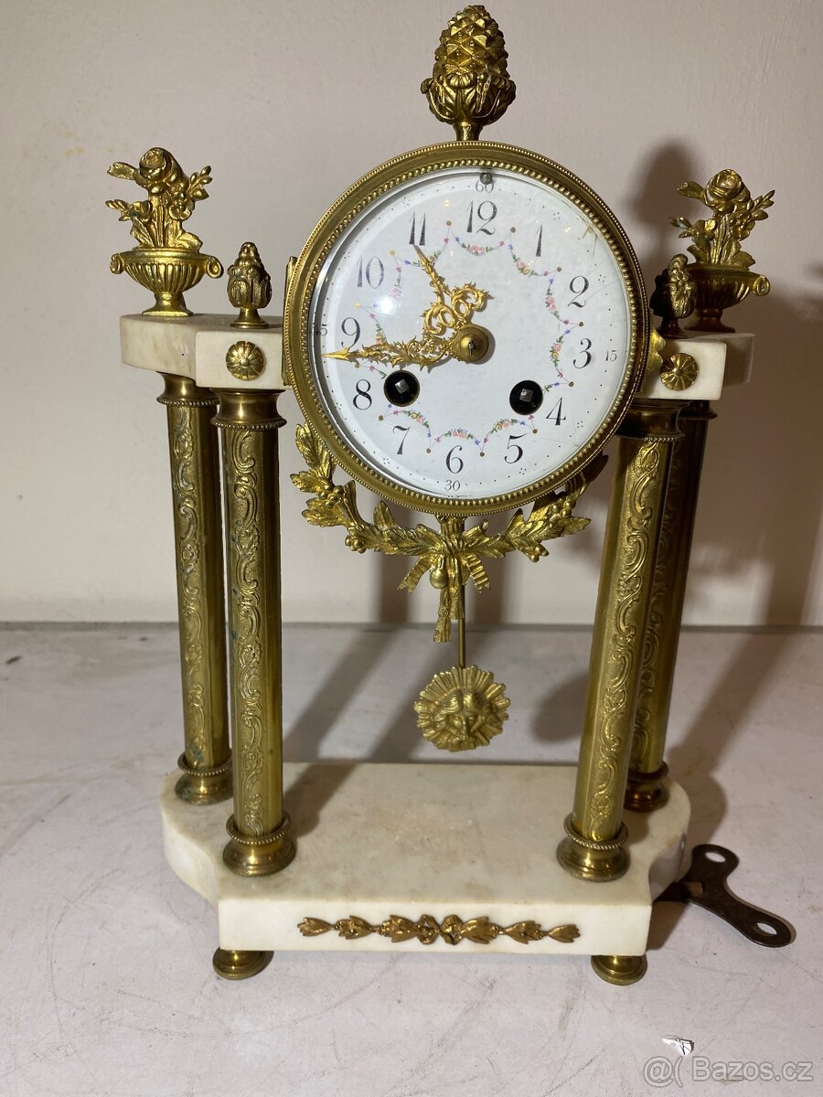 Staré sloupkové hodiny