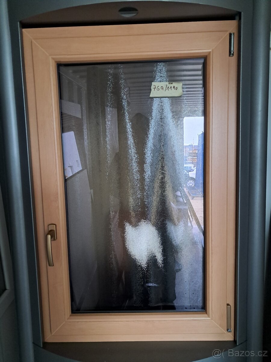 Plastové okno hnědé