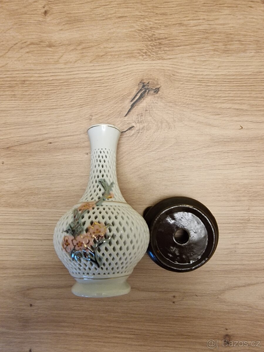 Exkluzivní bílá porcelánová váza s prolamovaným vzorem a sto