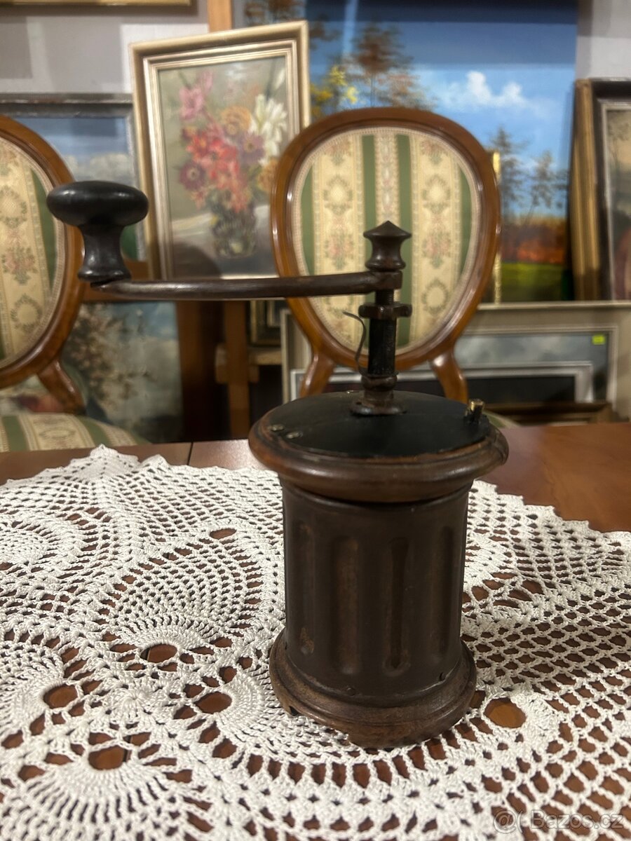Starožitný kávový mlýnek přelom 19./20. století