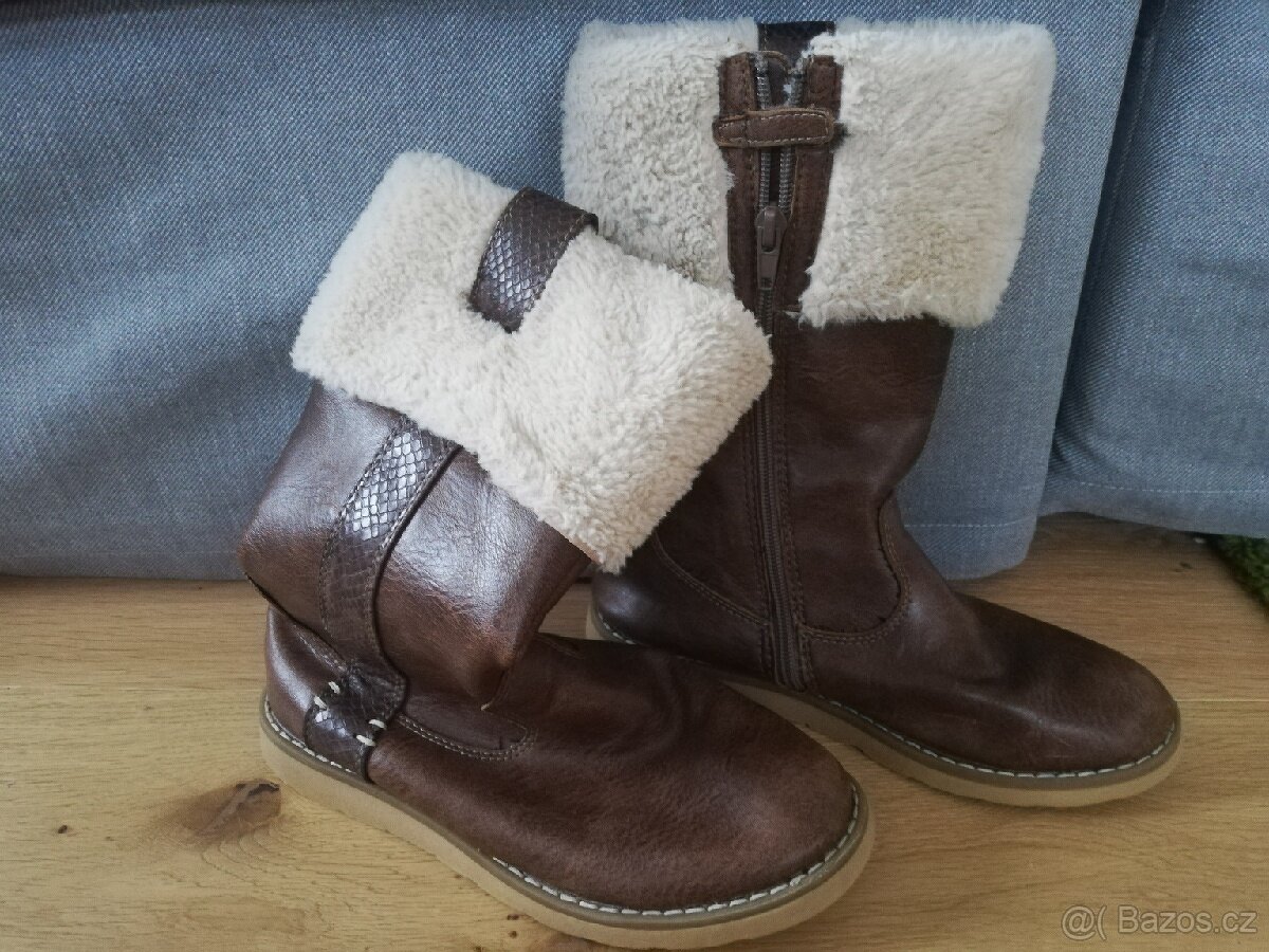 Dívčí pěkné kozačky