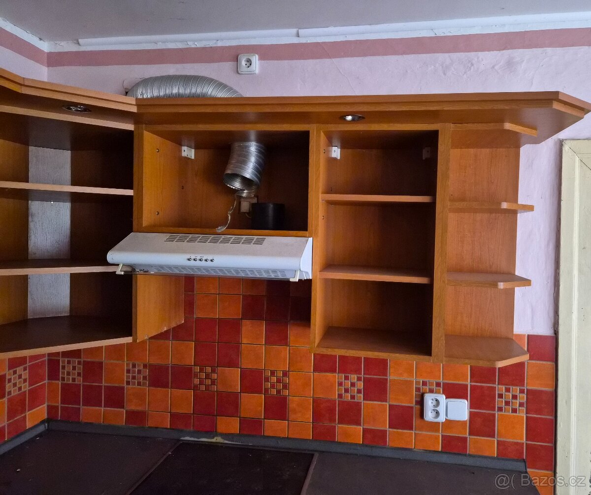 Kuchyně hnědá , deska BOSCH, digestoř