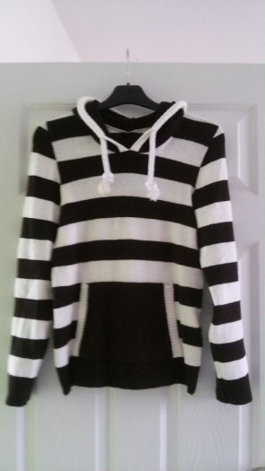 Pruhovaný svetřík s kapucí