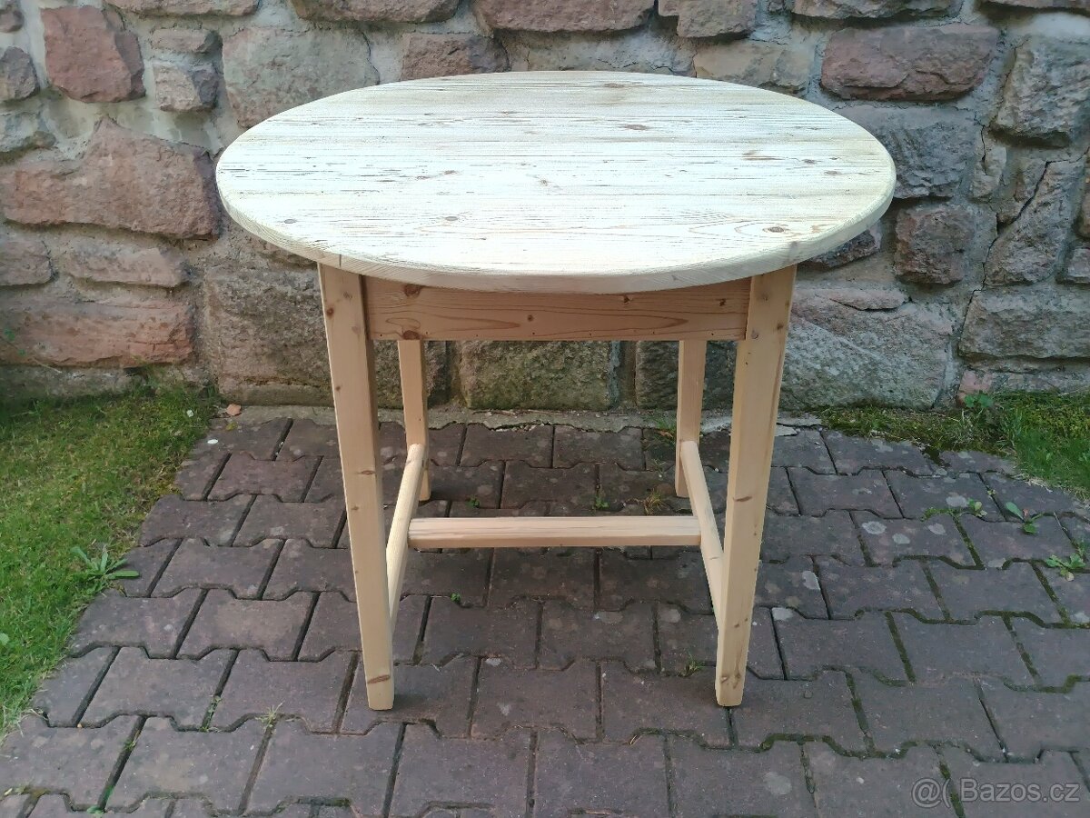 starý kulatý jídelní stůl