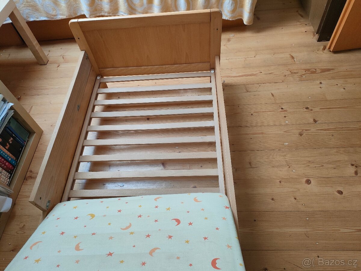 Dětská dřevěná postel
