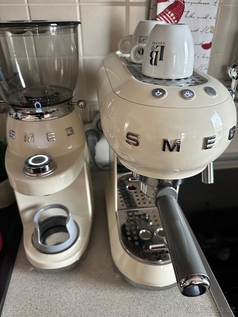 Kávovar + mlýnek SMEG