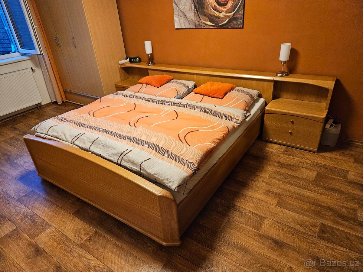 Prodám ložnici s masivními čely-postel, stolky,skříň,komoda