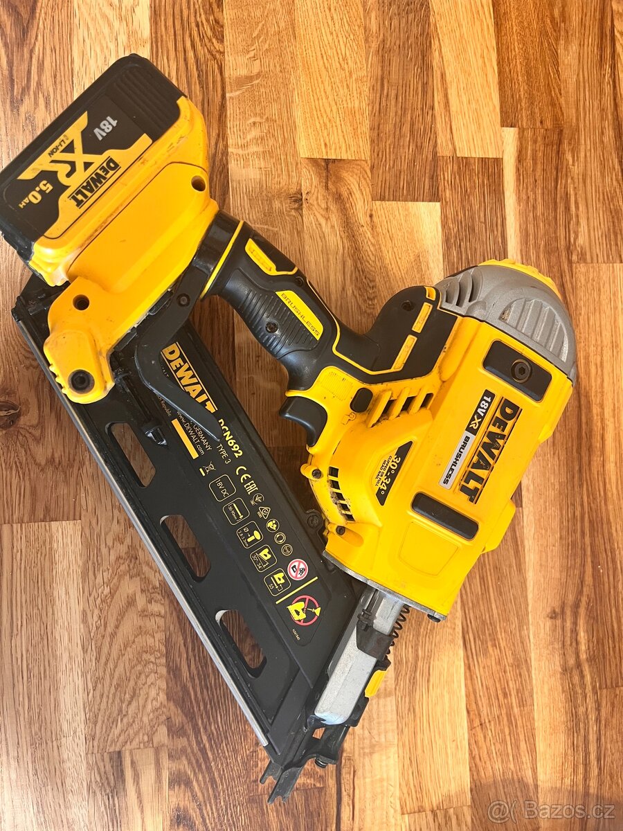Hřebíkovačka DeWALT pro hřebíky 32 ~ 90 mm