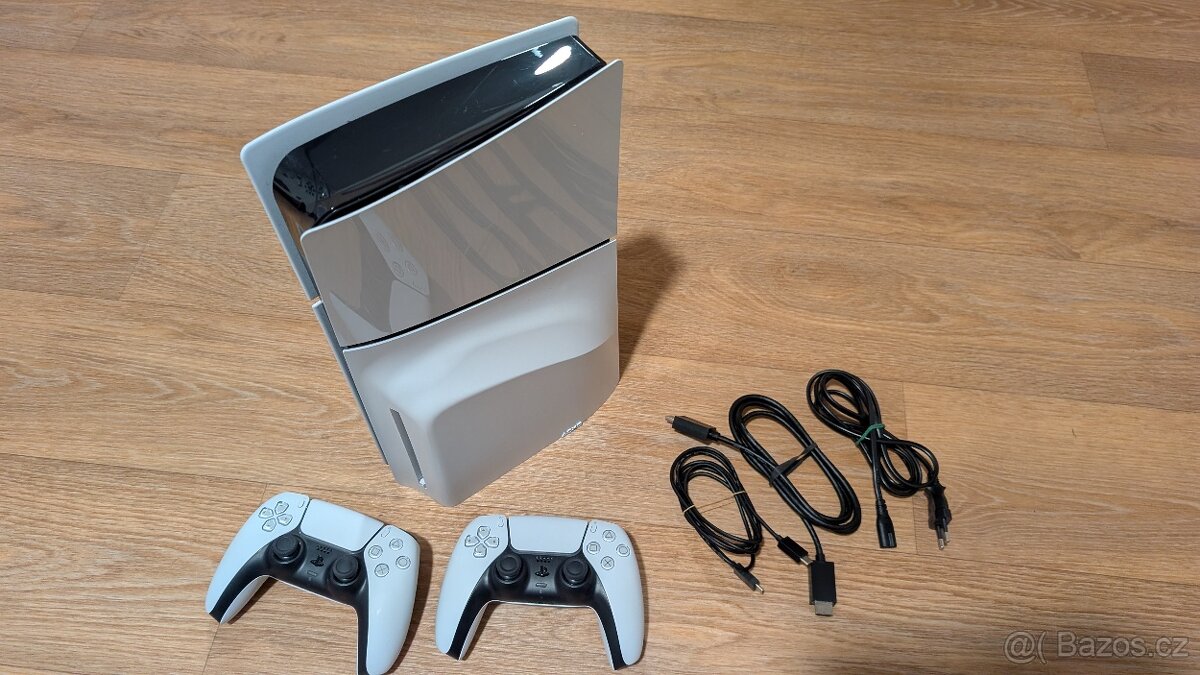 skoro nová PlayStation 5 Slim s 2 ovladači, záruka do 12/26