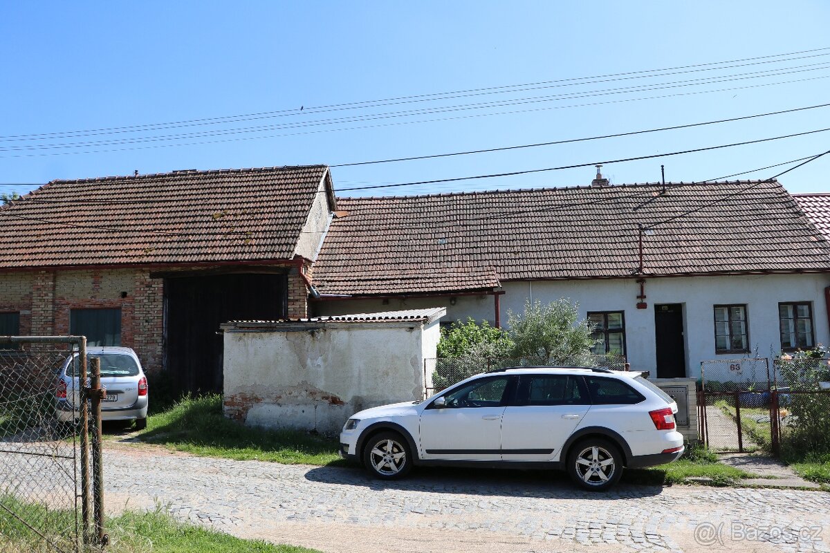 Prodám starší RD v Divákách s velkou stodolou.