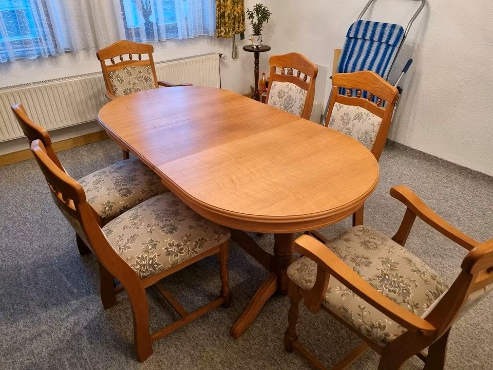 Jídelní stůl rozkládací a 6 židlí - masivní dřevo