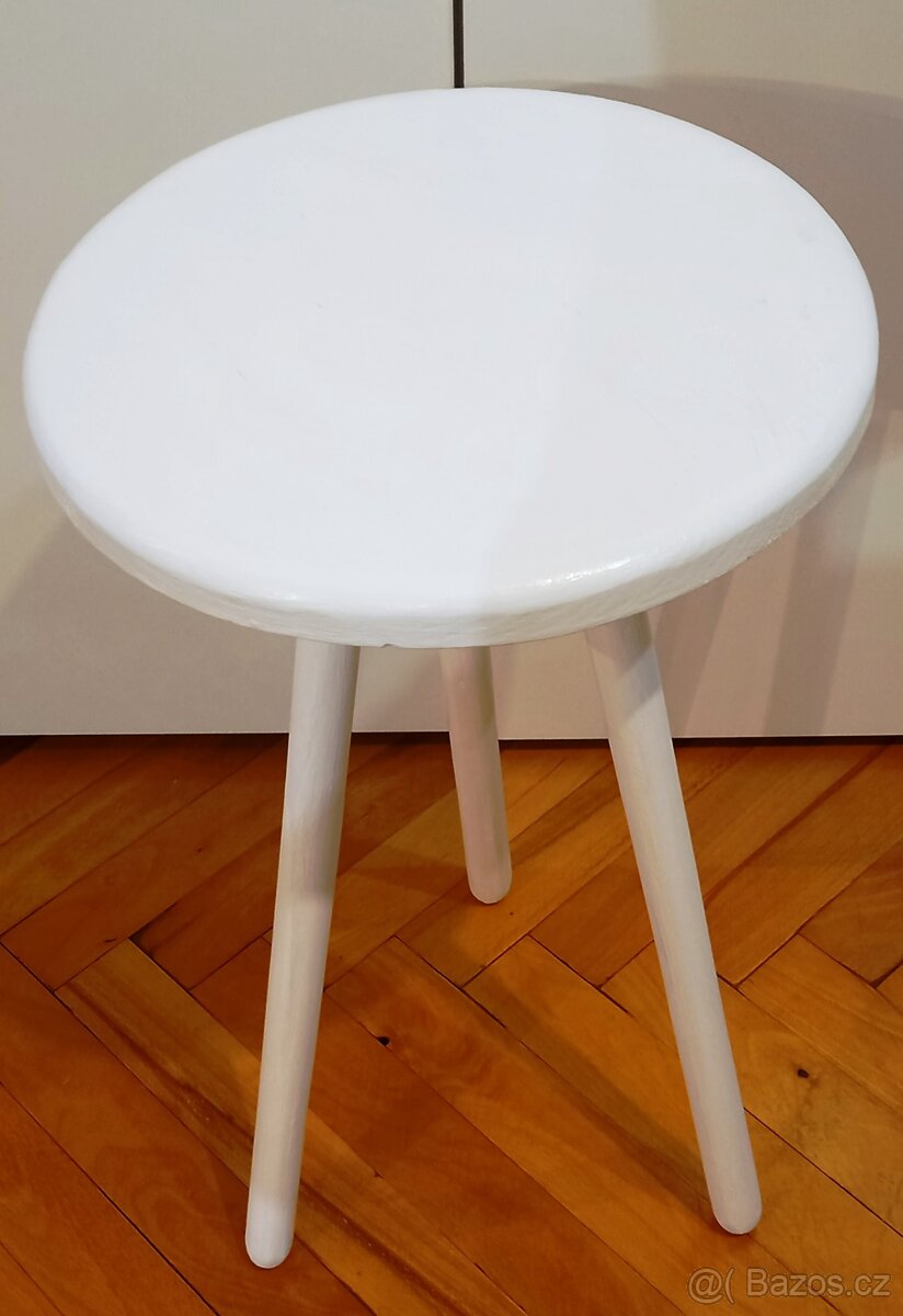 Květinový stolek na trojnožce bílý..