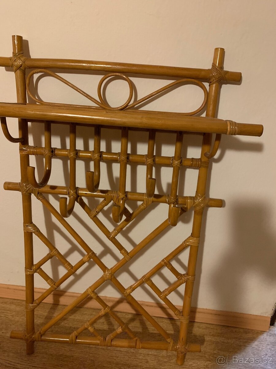 Proutěný věšák