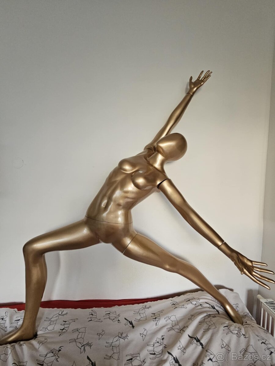 Originální zlatá figurína v jógové pozici