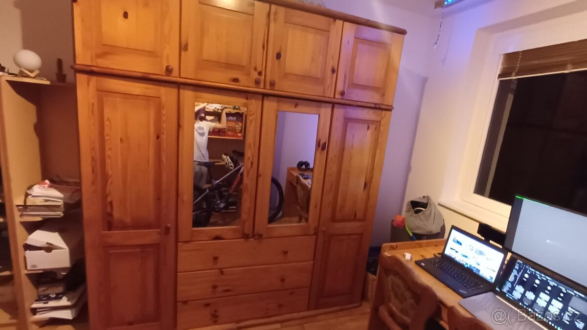Velká skříň z masivu se zrcadly