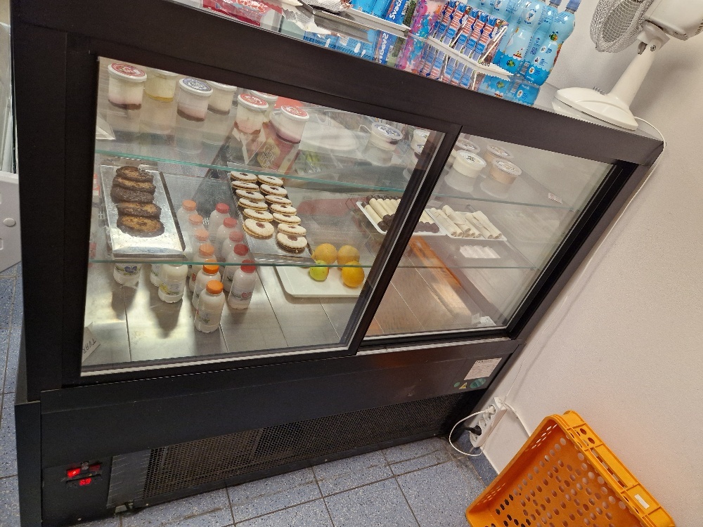Chladící vitrína na zákusky