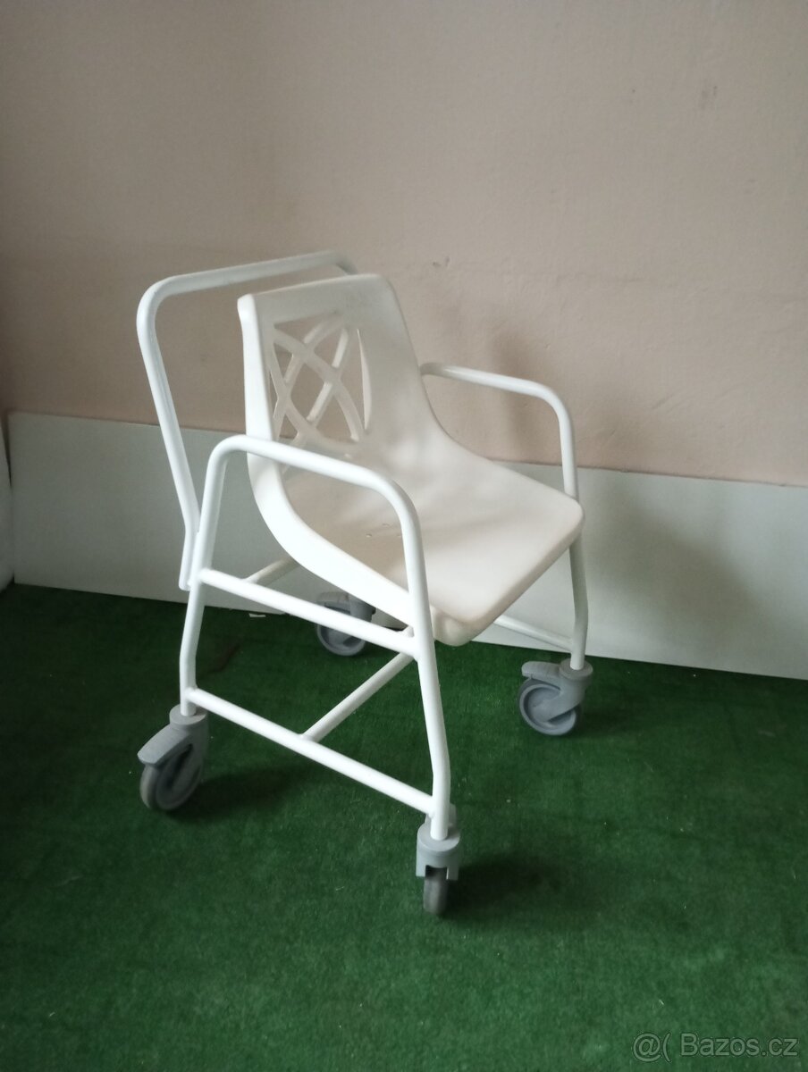 Výprodej skladu- sprchová židle na kolečkách DMA