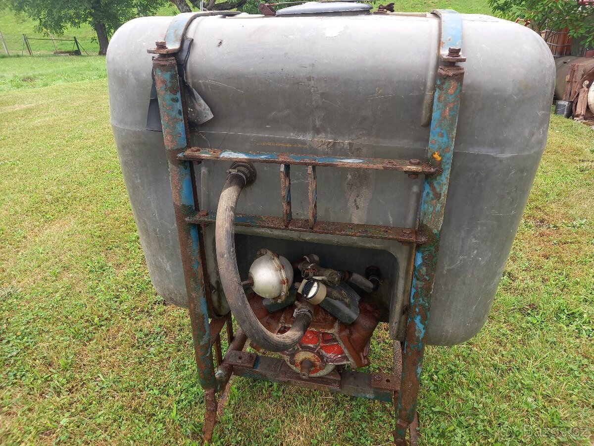 Nádrž postřikovače s HARDI čerpadlem.