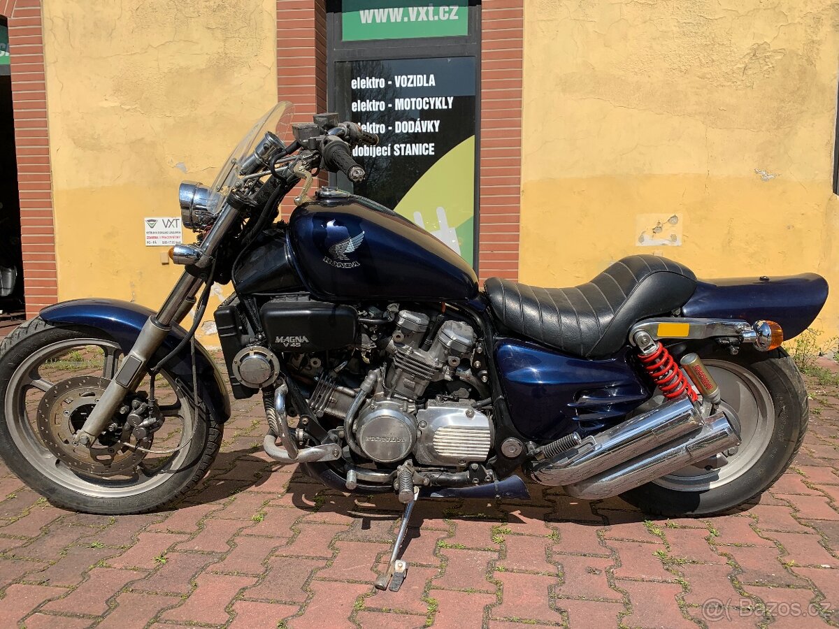 Honda Magna