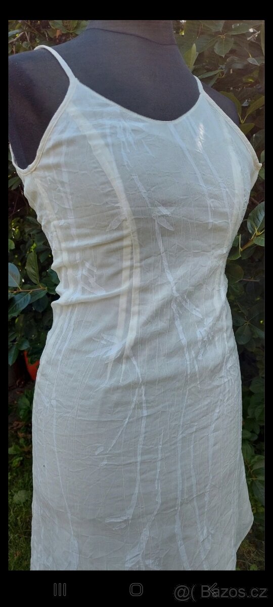 Bílé šaty na úzká ramínka. Vhodné i jako večerní.
