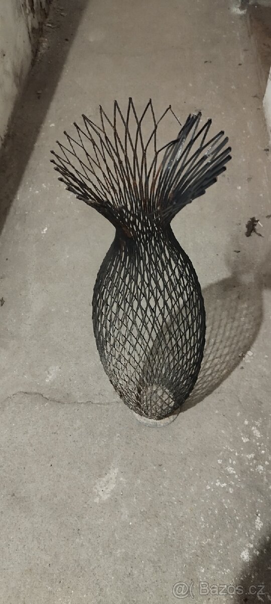 Starší drátěná váza