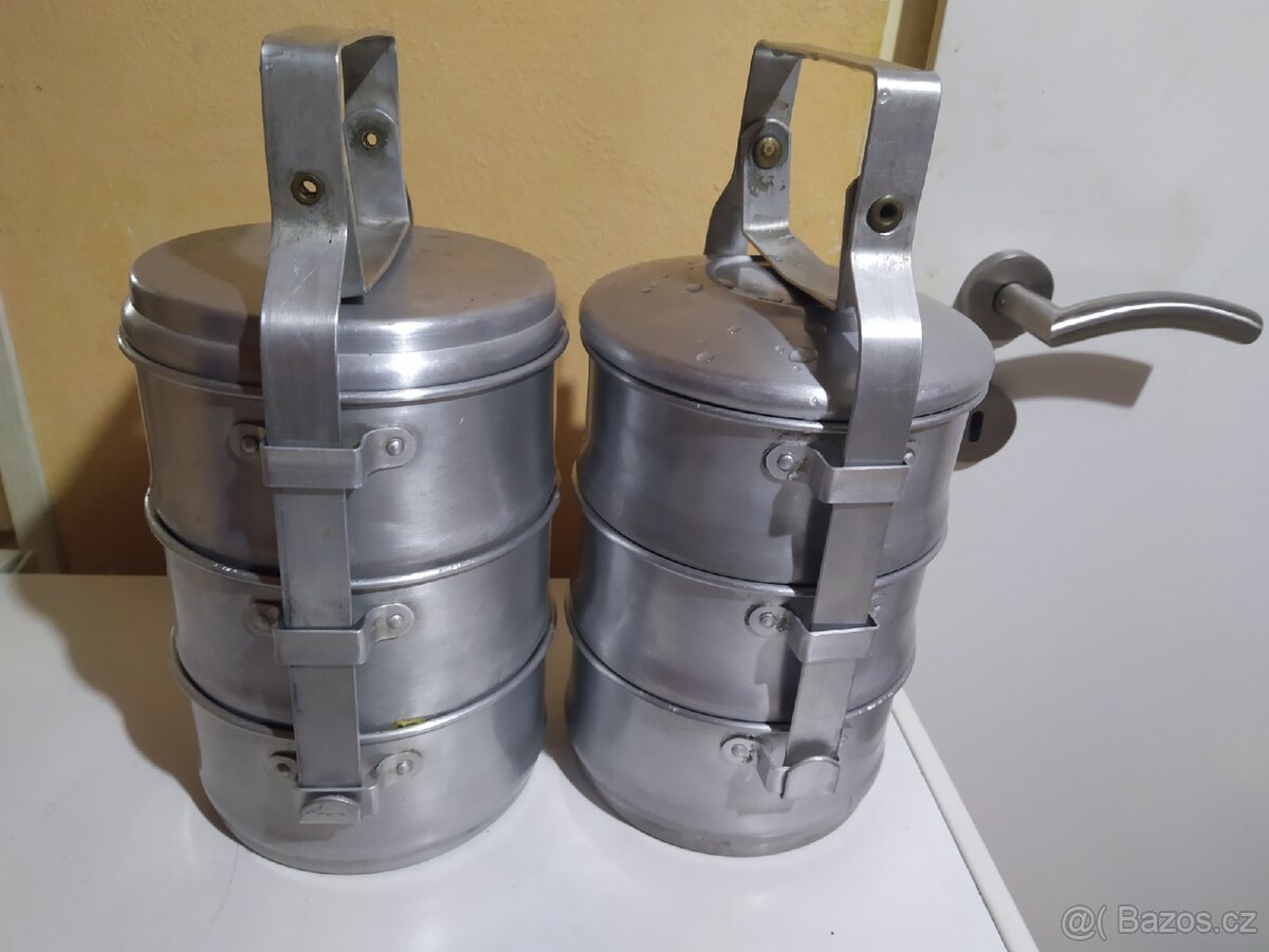 Dva duralové jídlonosiče třídílné.