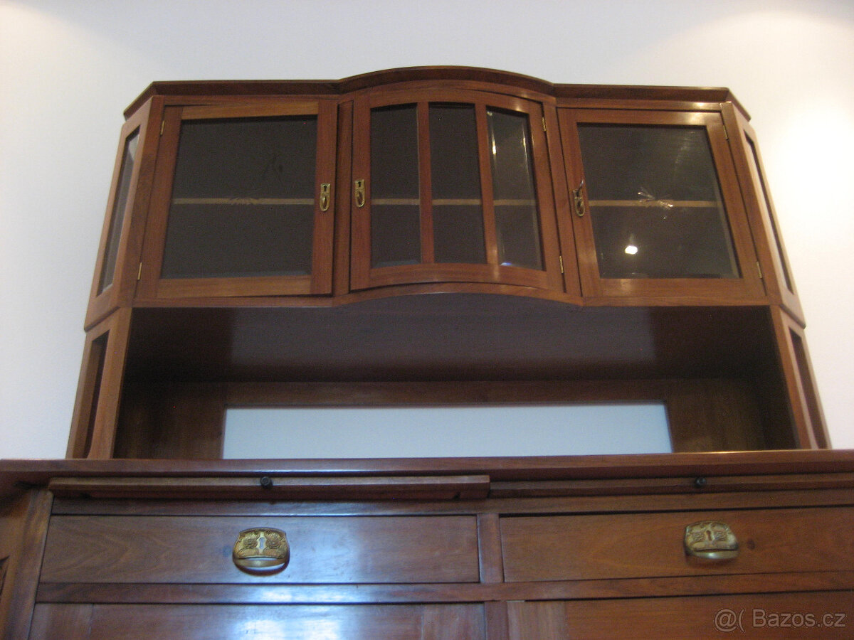 Secesní buffe, možné rozdělit jako komodu