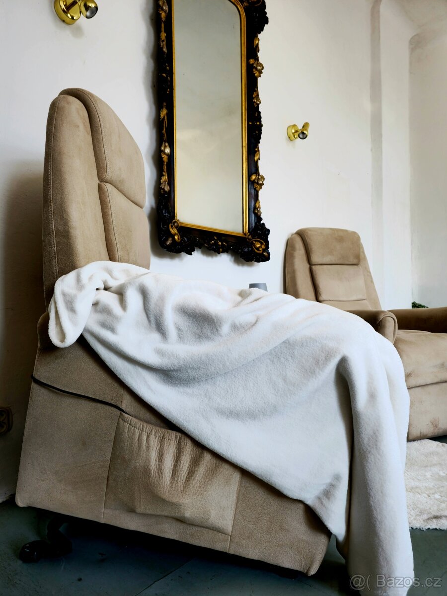 Prodám elektrické zvedací a polohovací křeslo