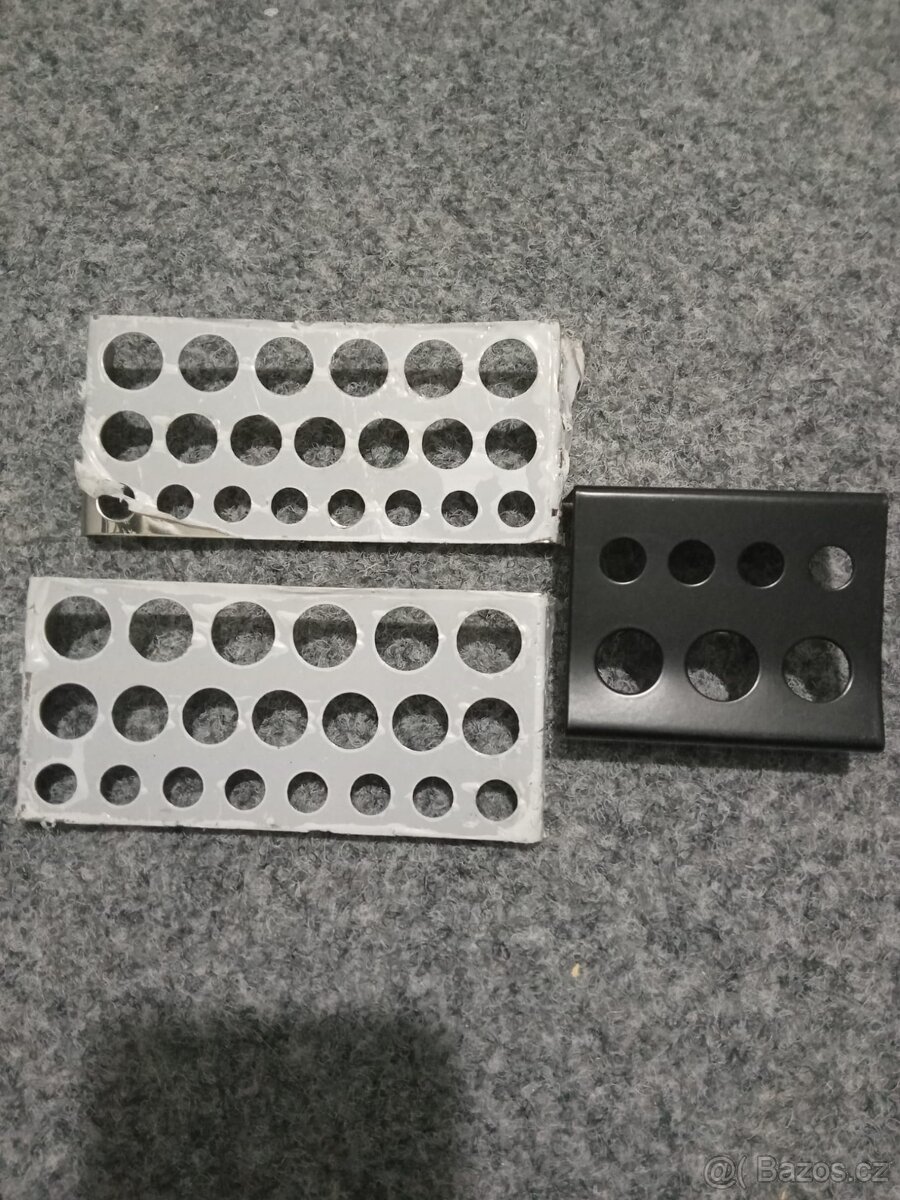 Nepoužité stojánky na kalíšky k tetování