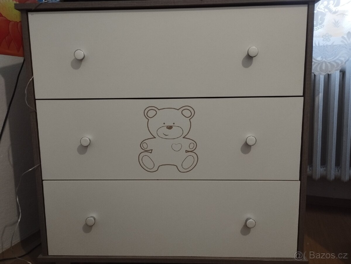 Dětská postýlka + komoda + doplňky