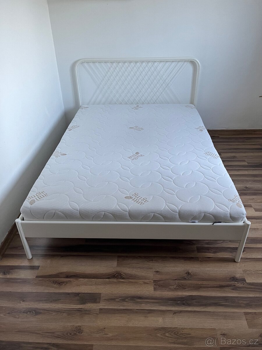 Kovová postel s roštem 140x200