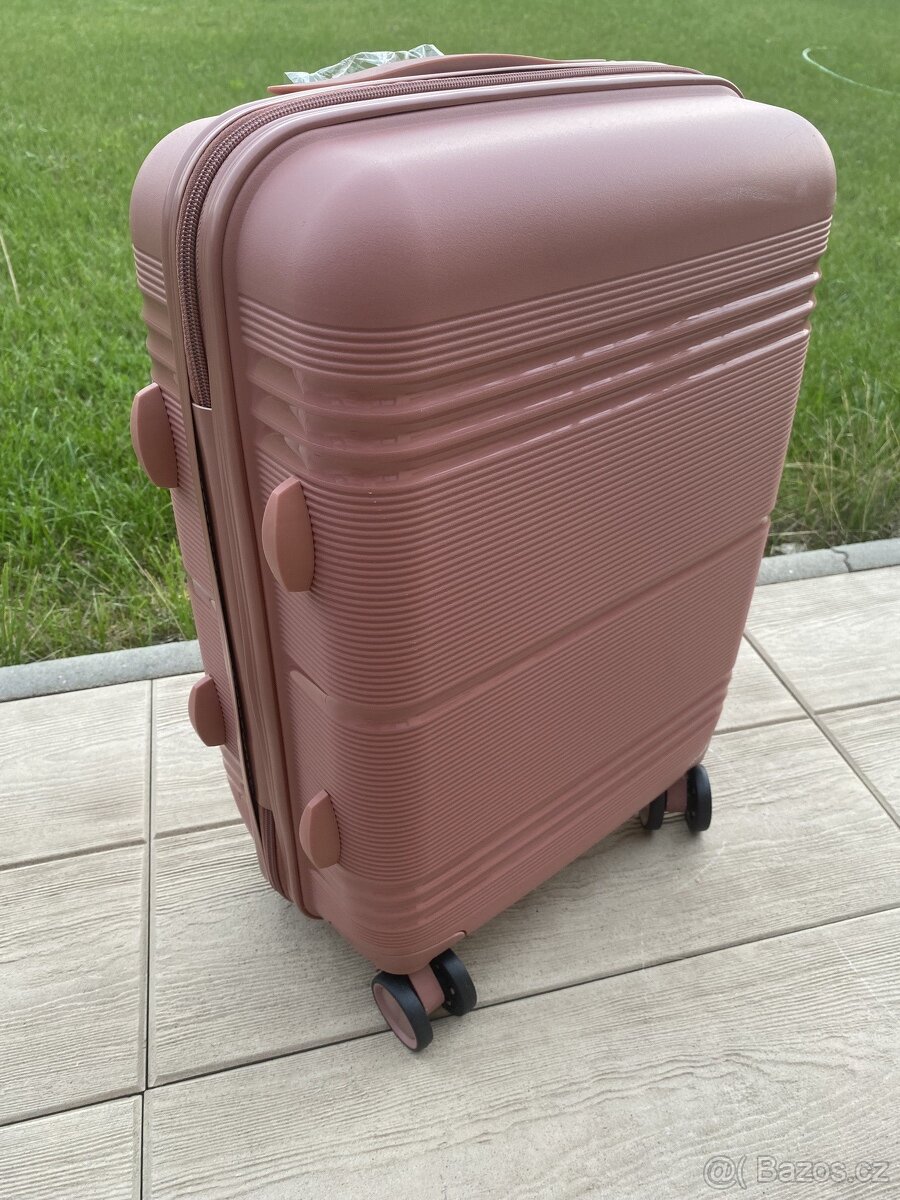 Střední růžový kufr nový