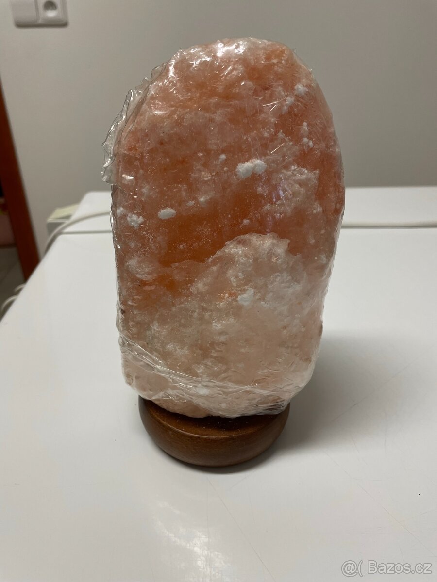 Lampa ze solných krystalu z Himaláje