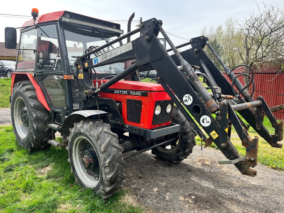 Zetor 7245 s čelním nakladačem a příslušenstvím