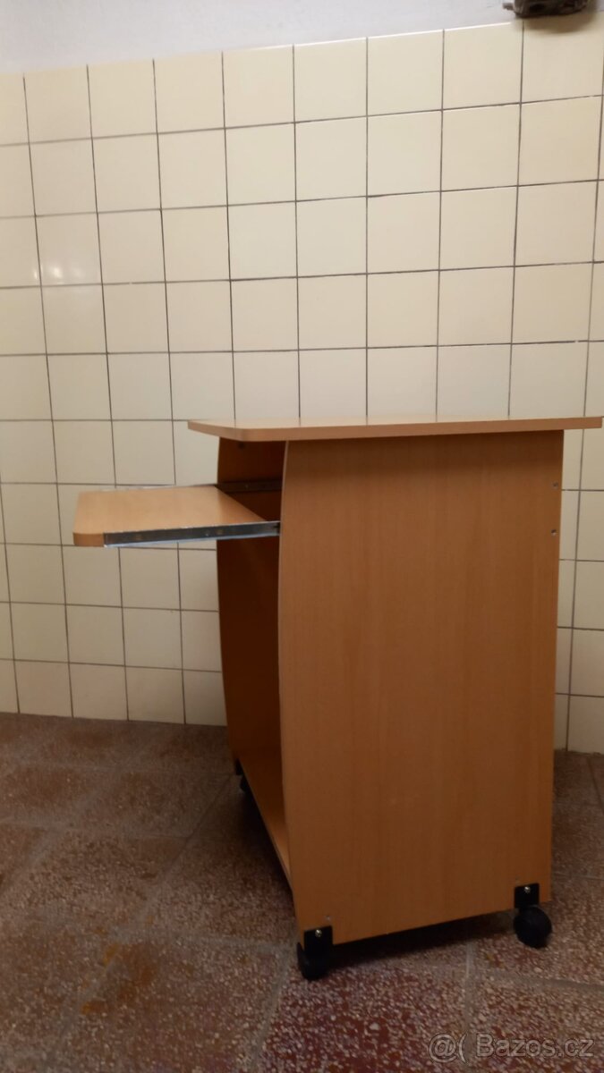 Počítačový stolek s kolečky