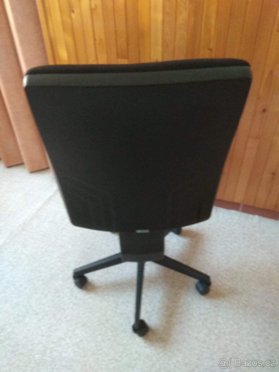 Kancelářské křeslo.