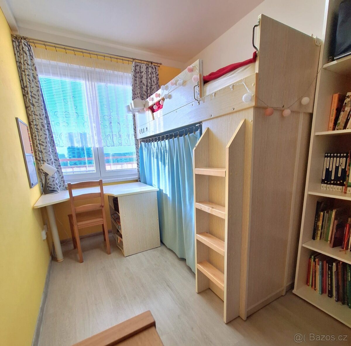 Patrová postel se skříňí a stolem