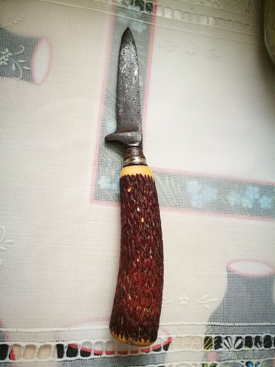 Starý lovecký nůž