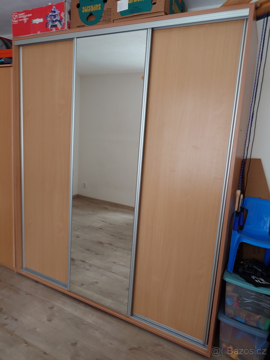 1 velká šatní skříň, 1 menší šatní skříň