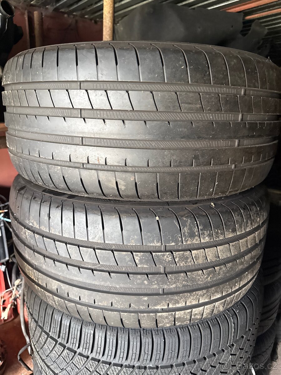 255/40 R18