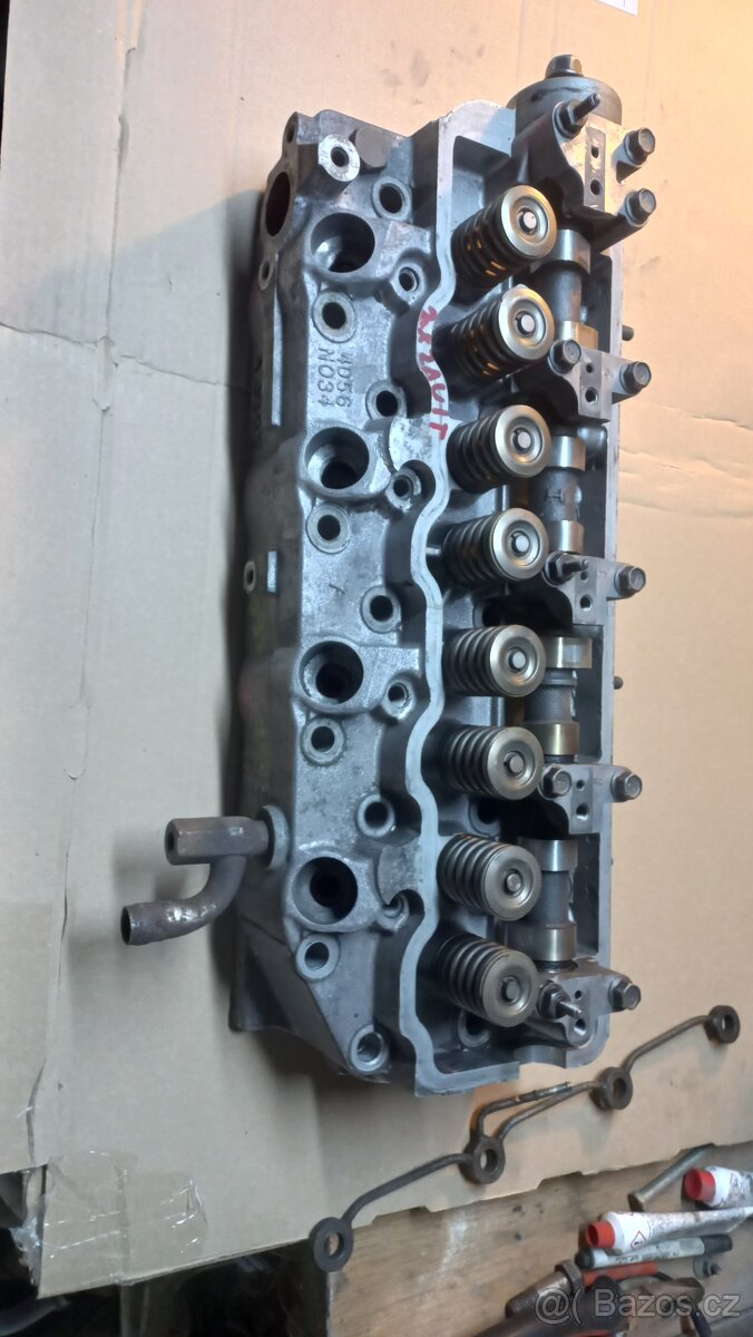Kia k 2500 hlava motoru a díly motoru.