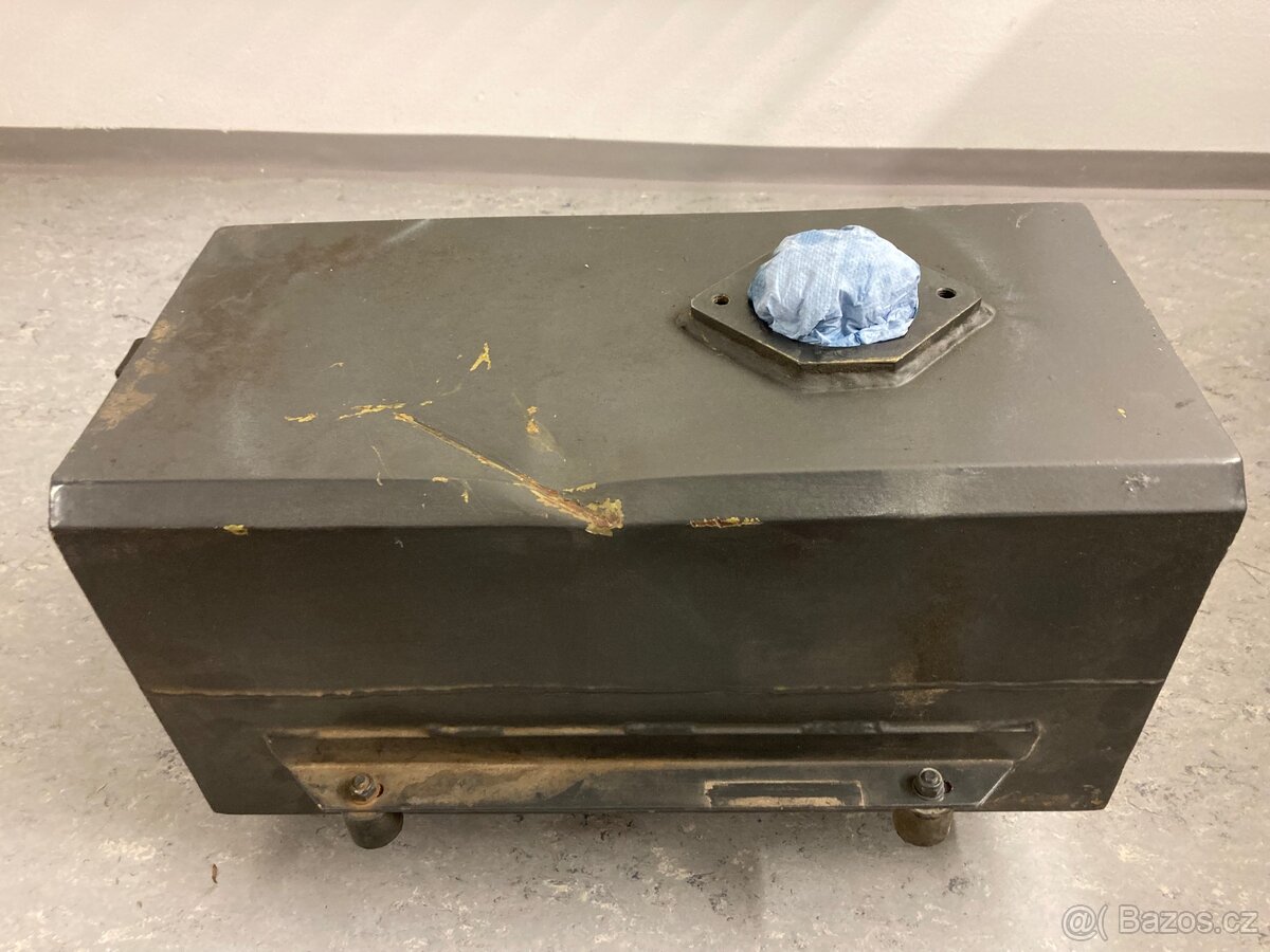 Nádrž hydrauliky cca. 30 l včetně filtru