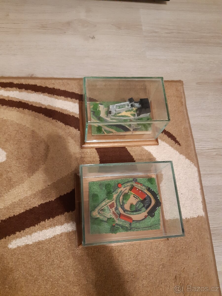 Modely hradů s vitrínama + dárek