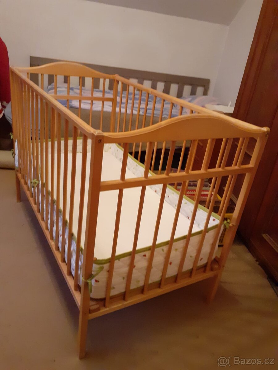 Dřevěná dětská postýlka + matrace
