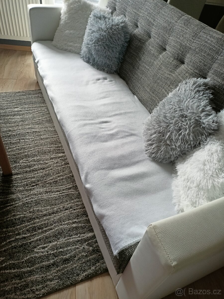 Pohovka třímístná