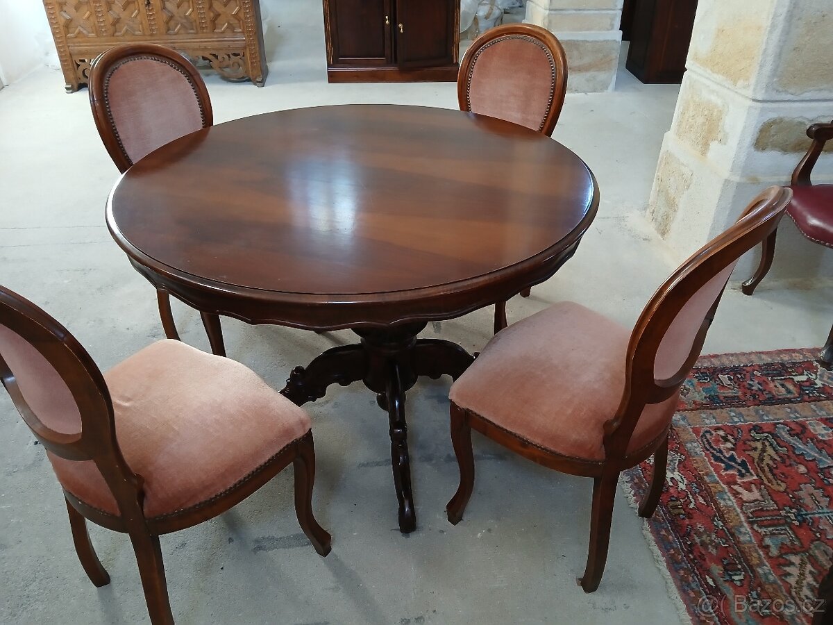 Prodám krásný starý jídelní stůl a čtyři židle. Veškerý náby