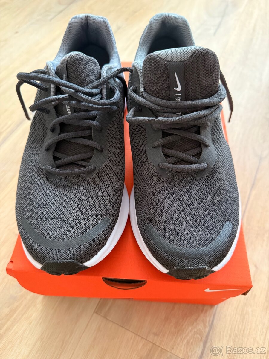 Nike Revolution 7.US 9,5. EUR 43 Nové